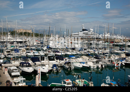 Yachten und Boote im Hafen Vauban, Antibes, Alpes Maritimes, Provence, Frankreich. Stockfoto