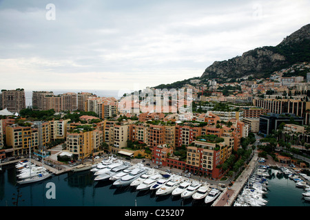 Blick über den Hafen von Fontvieille, gesehen aus dem Felsen, Monaco. Stockfoto