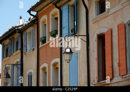 Fensterläden in L'Isle Sur la Sorgue, Vaucluse, Provence, Frankreich. Stockfoto