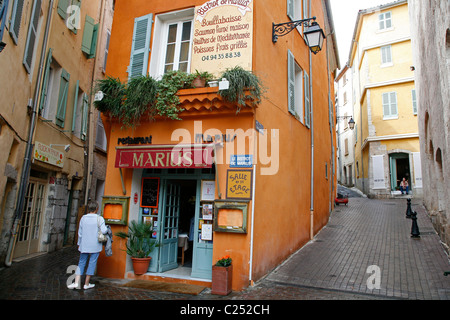 Straßenszene in der alten Viertel, Hyeres, Var, Provence, Frankreich. Stockfoto