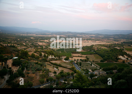 Landschaft im Bereich Luberon Hills gesehen von Gordes, Vaucluse, Provence, Frankreich. Stockfoto