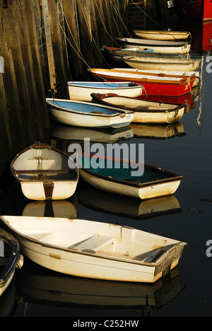 Ruderboote, die gegen die Pier in West Bay Bridport UK ausgekleidet Stockfoto
