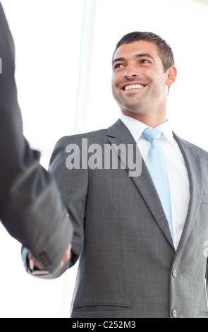 Glücklich Geschäftsleute Händeschütteln stehen im Büro Stockfoto