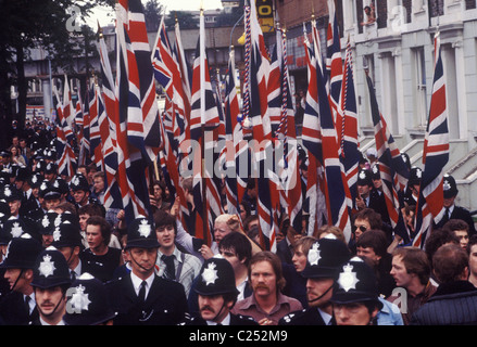 National Front march durch Lewisham South London England 1977. Die Polizei beschützt die NF, während sie vor linken Flügeldemonstratoren marschieren. Union Jack Flaggen werden als Symbol für Großbritannien und Britishness getragen. Es folgten die Unruhen in Lewisham. 1970er Jahre Großbritannien. HOMER SYKES Stockfoto