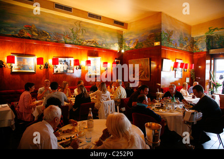 Restaurant Miramar im Bereich Le Vieux Port gilt als das beste Bouillabaisse Gericht in der Stadt machen Stockfoto