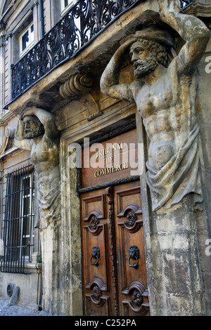 Fassade des Tribunal de Commerce, eine der Villen am Cours Mirabeau in Aix-En-Provence, Bouches du Rhone, Provence, Frankreich. Stockfoto