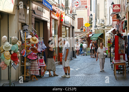 Straßenszene, LIsle Sur la Sorgue, Vaucluse, Provence, Frankreich. Stockfoto