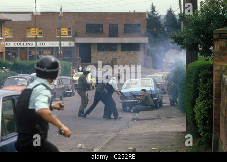 Die Mühen. 1980 s Belfast Nordirland. RUC und britische Armee unter Anhängen aus katholischen Demonstranten. Polizei und Armee schiessen nachladen Gummigeschosse Gewehren. 80 s UK HOMER SYKES Stockfoto