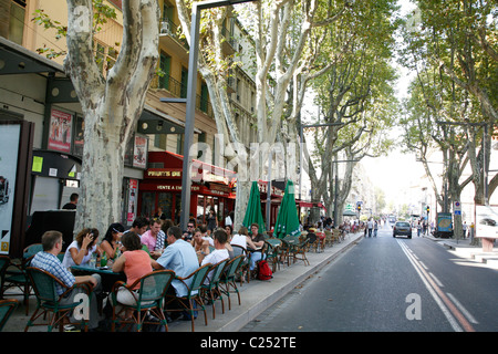 Rue De La Republique, der Hauptstraße im historischen Zentrum, Avignon, Vaucluse, Provence, Frankreich. Stockfoto