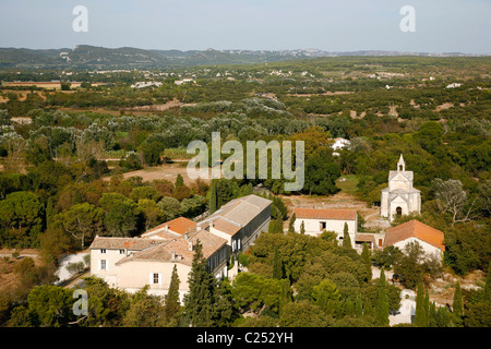 Landschaft vom Bergfried der Abbaye de Montmajour, Provence, Frankreich aus gesehen. Stockfoto