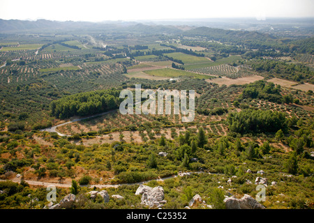 Blick auf die Landschaft gesehen von der Zitadelle in Les Baux de Provence, Bouches-du-Rhône, Provence, Frankreich. Stockfoto