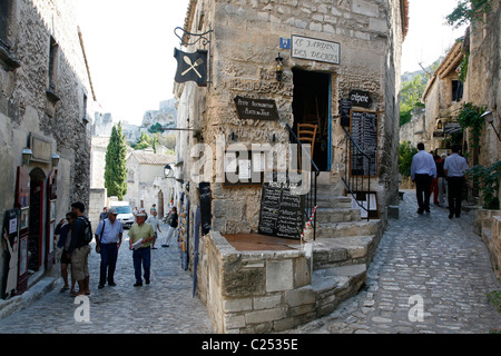 Rue du Trencat, der Hauptstraße in Les Baux de Provence, Bouches-du-Rhône, Provence, Frankreich. Stockfoto