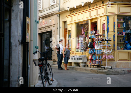 Straßenszene in der Altstadt, St Remy de Provence, gegründet du Rhône, Provence, Frankreich. Stockfoto