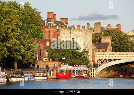 Sportboote vor Anker für den Abend entlang dem Fluss Ouse in York City, East Yorkshire Stockfoto