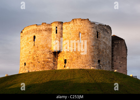 Cliffords Turm bei Dämmerung, York und East Yorkshire Stockfoto