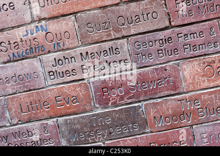 Ziegelwand mit Band-Namen geprägt, außerhalb der berühmten Cavern Club, Liverpool Stockfoto