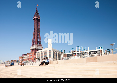 Blackpool Tower auf der Treppe in Blackpool Strand in Lancashire, England, UK Stockfoto
