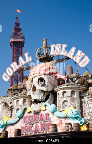 Blackpool Tower und Vergnügungen in Blackpool Strand in Lancashire, England, UK Stockfoto