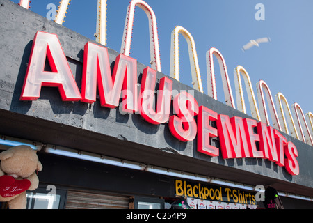 Vergnügungen auf der Promenade in Blackpool Strand in Lancashire, England, UK Stockfoto
