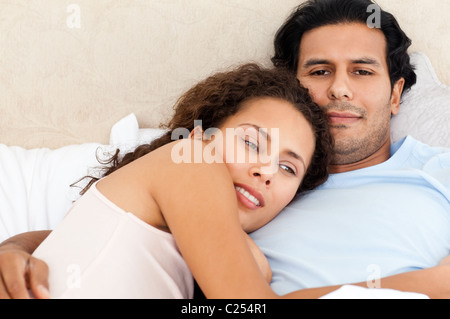 Porträt eines leidenschaftlichen Paares zusammen auf ihrem Bett liegend Stockfoto