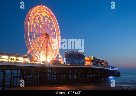 Das Riesenrad auf dem Pier in Blackpool Strand in Lancashire, England, UK Stockfoto