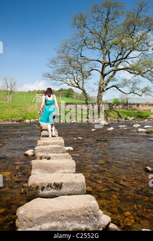 Überqueren die Stufen am Whitewell im Wald von Bowland, Lancashire, England, UK Stockfoto