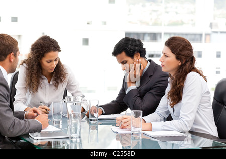 Multi-ethnischen Business-Team gemeinsam während eines Meetings Stockfoto