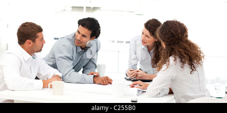 Vier Ingenieure, die Diskussion über ein neues Projekt Stockfoto