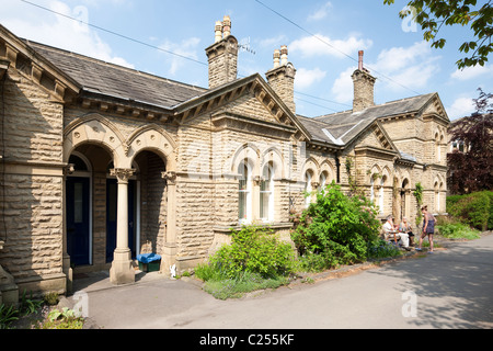 Almosen-Häuser in Alexandra Platz in Saltaire, Yorkshire, Großbritannien Stockfoto