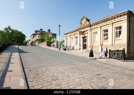 Der Bahnhof Nachschlagen von Victoria Road in Saltaire, Yorkshire, Großbritannien Stockfoto