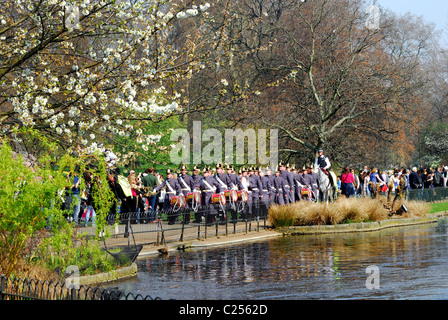 Britische Soldaten marschieren durch den St. James Park, London Stockfoto