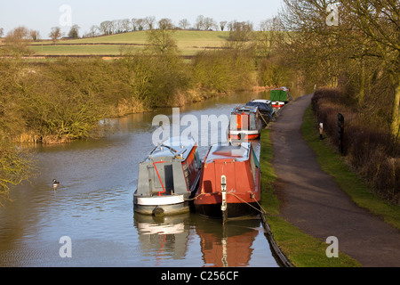 Lastkahn auf Foxton sperrt von Rainbow Bridge entlang der Grand Union Canal bei Foxton betrachtet Stockfoto