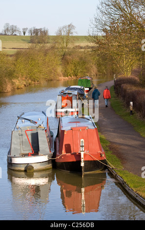 Lastkahn auf Foxton sperrt von Rainbow Bridge entlang der Grand Union Canal bei Foxton betrachtet Stockfoto