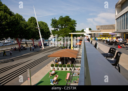 Restaurant vor der Festhalle in Southbank Centre mit Blick auf die Themse Stockfoto