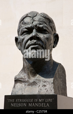 Statue von Nelson Mandela außerhalb der Festhalle im South Bank Centre Stockfoto