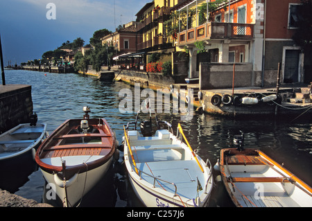 Bootshafen & Limone am See Terrassen am Gardasee Italien Stockfoto