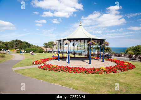 Bunte Blumen in den Gärten in Filey, East Yorkshire Stockfoto