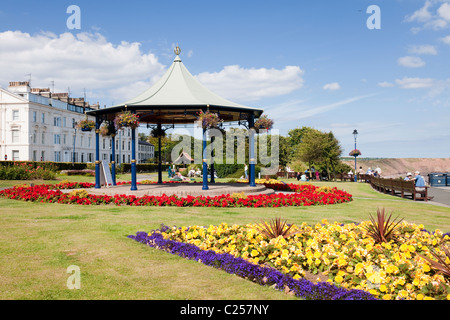 Bunte Blumen in den Gärten in Filey, East Yorkshire Stockfoto