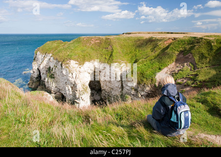 Wanderer auf den Klippen zwischen Flamborough Head und Thornwick Bay, Flamborough, East Yorkshire Stockfoto