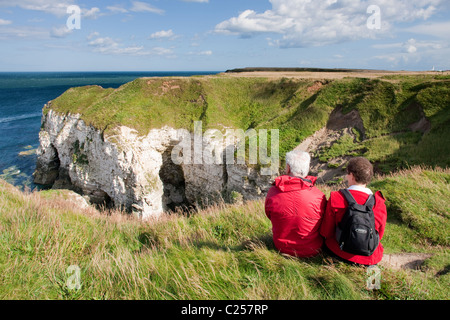 Wanderer auf den Klippen zwischen Flamborough Head und Thornwick Bay, Flamborough, East Yorkshire Stockfoto