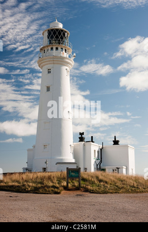 Der Leuchtturm am Flamborough Head betrachtet aus dem Parkplatz, Flamborough, East Yorkshire Stockfoto