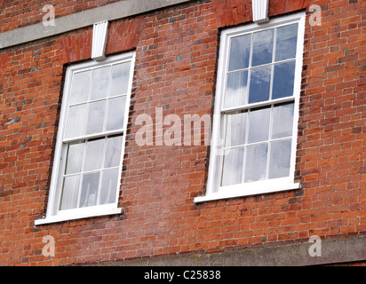 alte Mauer mit zwei großen Holzfenster Stockfoto