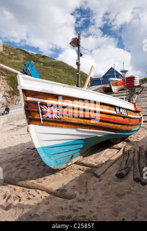 Angelboote/Fischerboote am Strand von North Landing, Flamborough, East Yorkshire Stockfoto