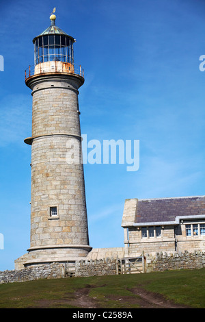 Alte Leuchtturm Leuchtturm und Alten Licht Häuschen auf Lundy Island, Devon, England UK im März Stockfoto