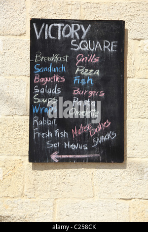 maltesische Pub Bar Schild mit Speisekarte mit Gerichten serviert wird Stockfoto