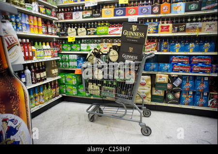 Eine Supermarkt-Bier-Abteilung in New York auf Sonntag, 27. März 2011 zu sehen. (© Richard B. Levine) Stockfoto