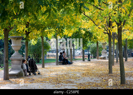 Allee der Bäume im Garten des Parc du Champ de Mars in Paris Stockfoto