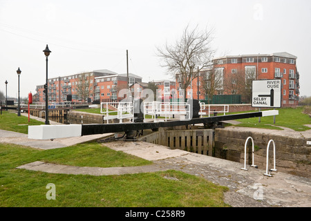 Selby Lock an Kreuzung Boden Fluss Ouse, Selby, North Yorkshire mit Wasser Wohnungen in den Rücken. Stockfoto