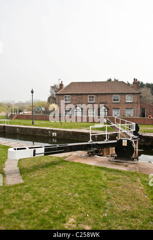 Selby Lock an Kreuzung Fluß Ouse, Selby, beherbergt North Yorkshire mit der Schleusenwärter im Hintergrund. Stockfoto