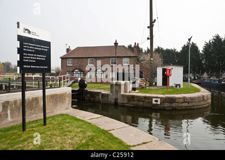 Selby Lock an Kreuzung Fluß Ouse, Selby, beherbergt North Yorkshire mit der Schleusenwärter im Hintergrund. Stockfoto